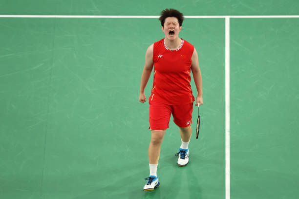 羽毛球单打发球站位技巧：如何利用规则得分