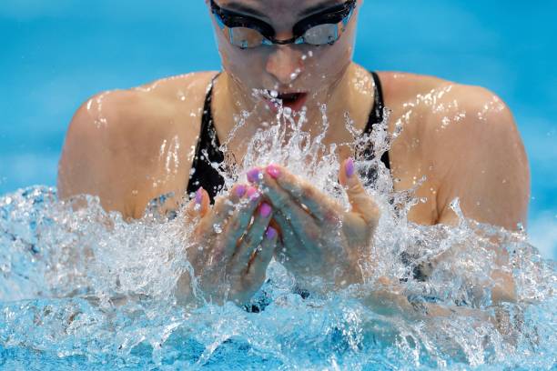 游泳比赛裁判职责与判罚流程指南