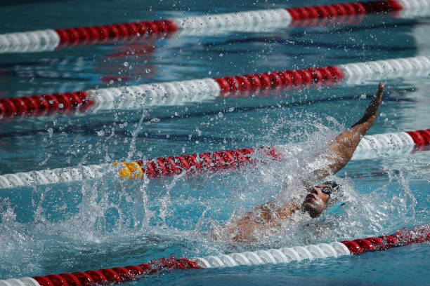 游泳的益处与风险：同伴的重要性不容忽视
