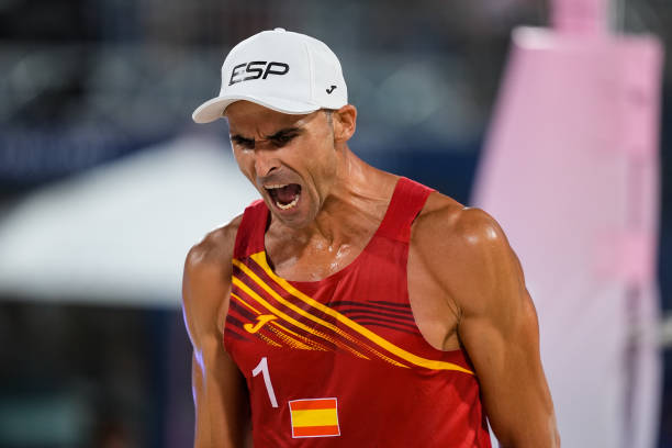 水上排球技巧入门：如何在水中保持平衡并击球？